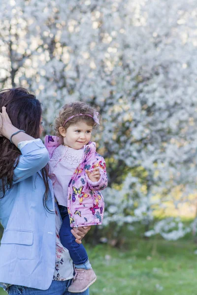 Mãe Feliz Com Seu Filho Parque Mola Mãe Filha Família — Fotografia de Stock