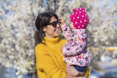 Güzel parkta küçük çocuğunu elleri tutan anne 