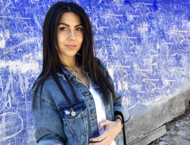 Şehir caddesinde poz veren güzel esmer kadın portresi