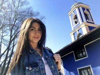 Şehir caddesinde poz veren güzel esmer kadın portresi