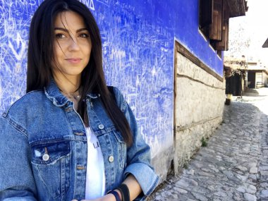 Şehir caddesinde poz veren güzel esmer kadın portresi