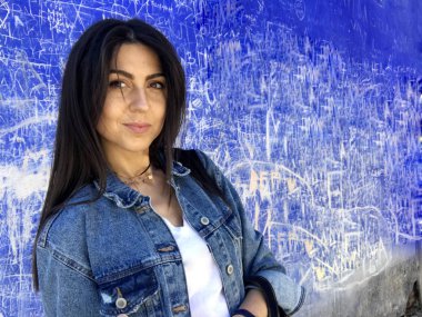 Şehir caddesinde poz veren güzel esmer kadın portresi