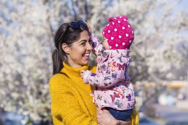 Mãe Segurando Seu Pequeno Filho Mãos Belo Parque — Fotografia de Stock