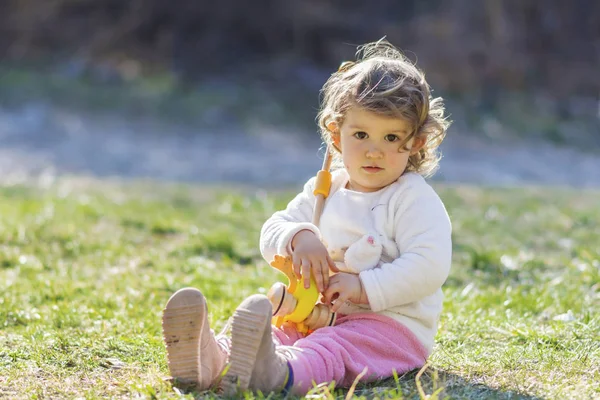 Criança Sorridente Adorável Parque Sob Luz Solar — Fotografia de Stock