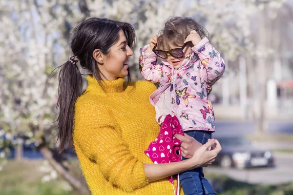 Mãe Segurando Seu Pequeno Filho Mãos Belo Parque — Fotografia de Stock