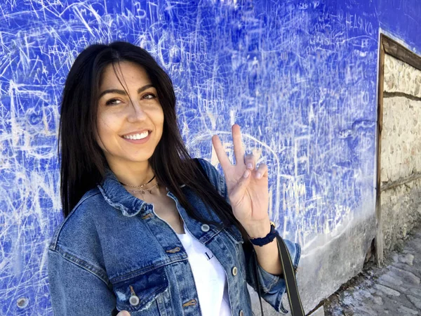 Şehir caddesinde poz veren güzel esmer kadın portresi