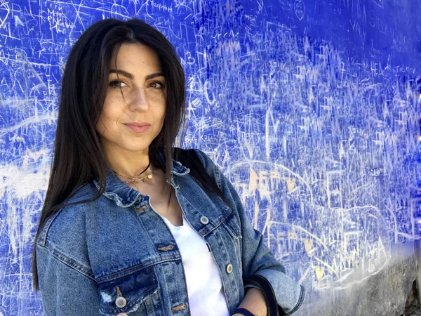 Şehir caddesinde poz veren güzel esmer kadın portresi