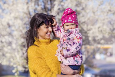 Güzel parkta küçük çocuğunu elleri tutan anne 