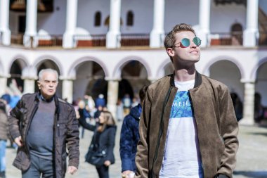 Sokakta Güneş Gözlüğü Moda Adam. Seyahat konsepti