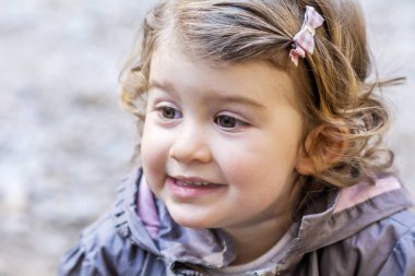 Bulanık arka plandaki sevimli çocuk portresi 