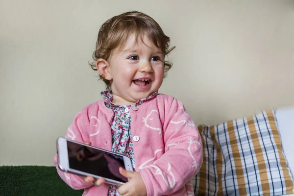 Petite Fille Bébé Jouant Avec Smartphone — Photo