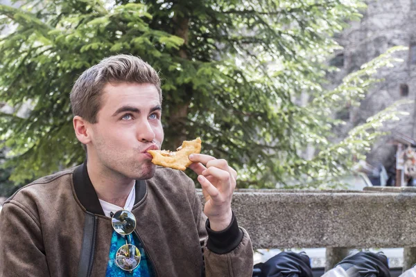 Sokakta Yemek Yiyen Genç Adam — Stok fotoğraf