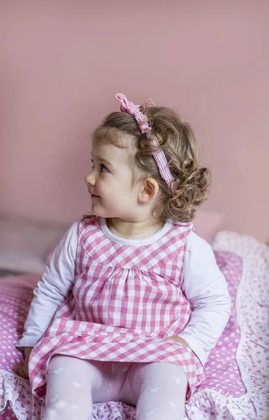 Маленький Ребенок Розовом Платье Сидит Кровати — стоковое фото