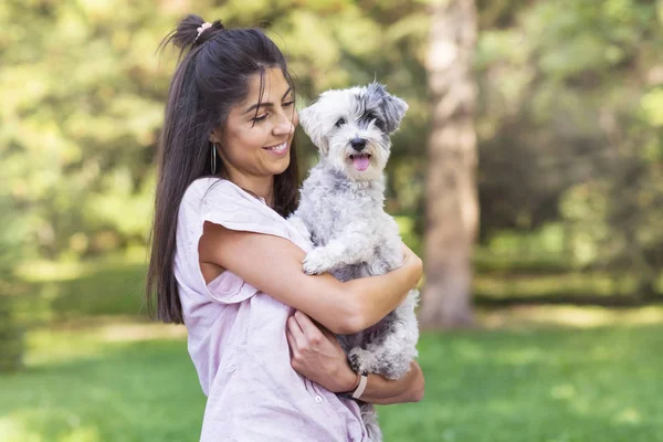 Atractiva Mujer Sonriente Sosteniendo Perro Parque — Foto de Stock