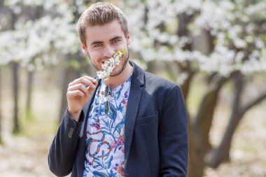 Siyah Ceket Açık Mutlu Genç Moda Adam, Bahar Çiçekleri Kokulu