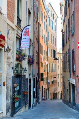 Ceneviz, İtalya - 25 Haziran 2018: Cenova, İtalya 'da Renkli Antika Binaları olan sokak