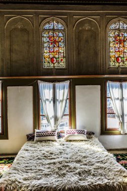 Melnik, Bulgaristan- Mart 20,2019: Geleneksel Bulgar Antik House İçişleri . Melnik City Renkli Venedik Pencereler ile Kordopulov Evi