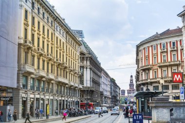 Milan, İtalya-Haziran 27,2018: Milan, İtalya şehir antik geleneksel binalar ile Main Street.