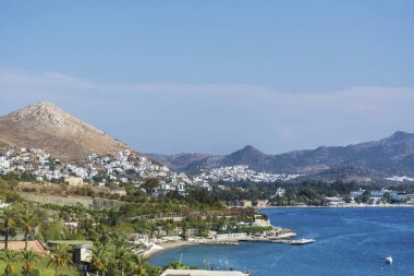Bodrum, Türkiye 'de Yeşil Palmiyeler ve Mavi Deniz ile Güzel Sahil. Lüks Tatil, Seyahat ve Tatil Konsepti
