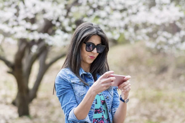 Retrato Joven Mujer Enojada Enojada Recibiendo Mal Mensaje Teléfono —  Fotos de Stock