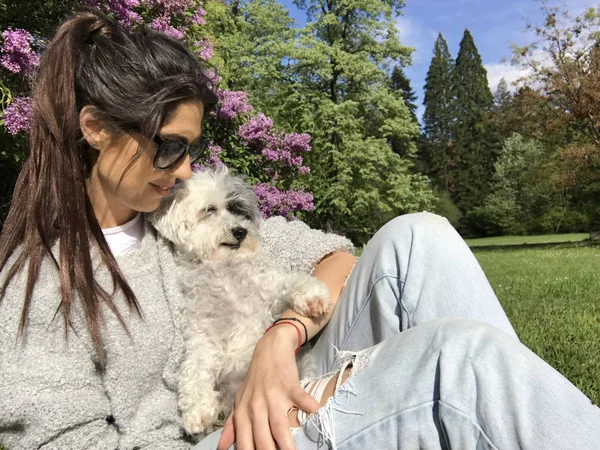 Hermosa Mujer Sonriente Abrazando Lindo Perro Jardín Primavera Pet Propietario — Foto de Stock