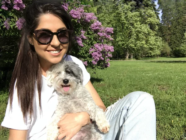 Hermosa Mujer Sonriente Abrazando Lindo Perro Jardín Primavera Pet Propietario — Foto de Stock