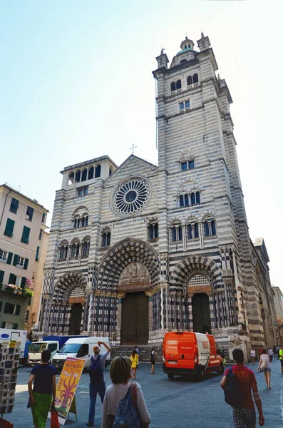 Gênova Itália Junho 2018 Catedral San Lorenzo Com Pessoas Sentadas — Fotografia de Stock