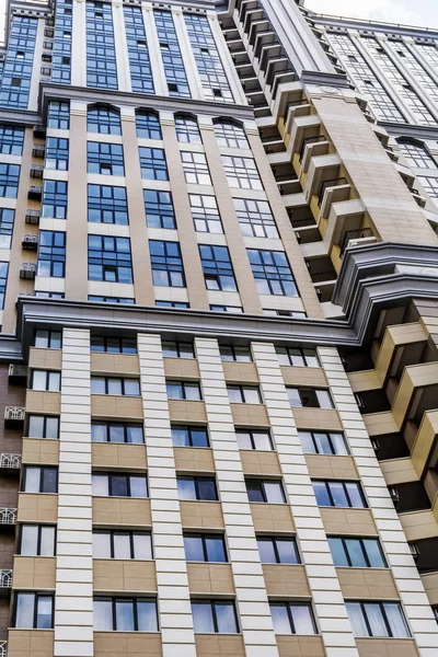 Kiev, Ukrayna - 15 Mayıs 2019: Modern Bina Gökdelenlerinin Alt Açı Görünümü