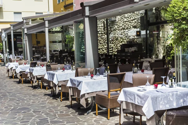 Como Italia Junio 2018 Acogedor Restaurante Italiano Con Sombrillas Blancas — Foto de Stock