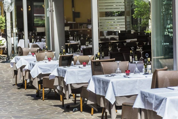 Como Italia Junio 2018 Acogedor Restaurante Italiano Con Sombrillas Blancas —  Fotos de Stock