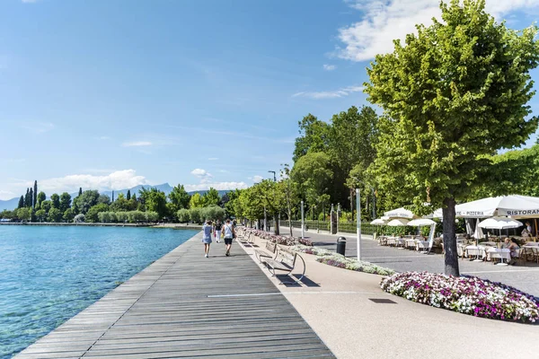 Garda Lake Italy June 2018 Promenade Benches Flowers Bardolino Italy — Stock Photo, Image