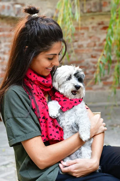 Hermosa Mujer Sonriente Abrazando Lindo Perro Havanese Con Bufanda Roja — Foto de Stock