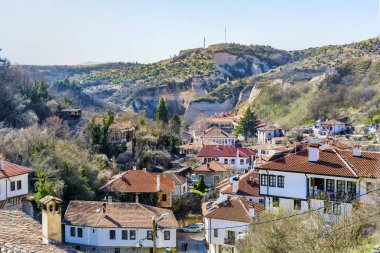 Cityscape Melnik, Bulgaristan'ın en küçük kasaba. Dünya piramitler geleneksel Bulgar evleriyle