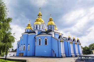 Kiev, Ukrayna - 15 Haziran 2018: Kiev 'deki Aziz Andrey Manastırı' nda Altın Cupolas 'lı Mavi Kilise