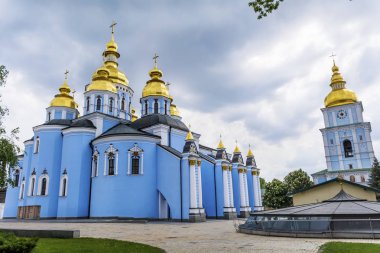 Kiev, Ukrayna - 15 Haziran 2018: Kiev 'deki Aziz Andrey Manastırı' nda Altın Cupolas 'lı Mavi Kilise