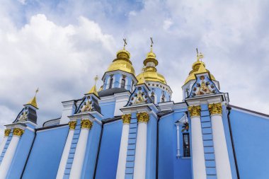 Kiev, Ukrayna - 15 Haziran 2018: Kiev 'deki Aziz Andrey Manastırı' nda Altın Cupolas 'lı Mavi Kilise
