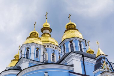 Kiev, Ukrayna - 15 Haziran 2018: Kiev 'deki Aziz Andrey Manastırı' nda Altın Cupolas 'lı Mavi Kilise