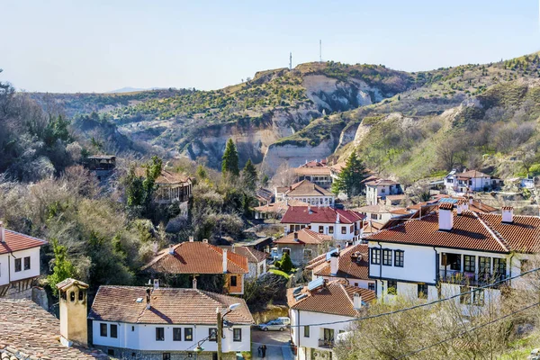 Cityscape Melnik, Bulgaristan'ın en küçük kasaba. Dünya piramitler geleneksel Bulgar evleriyle