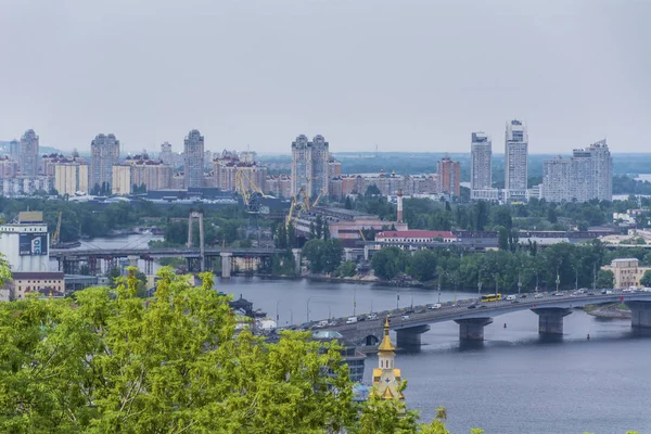 Kiev Ukrayna Mayıs 2019 Modern Nşaat Gökdelenleri Köprüsü Ile Şehrin — Stok fotoğraf