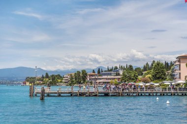 Sirmione, İtalya-Haziran 27,2018: Scaliger Kalesi, Sirmione. Garda Gölü Scaliger kule