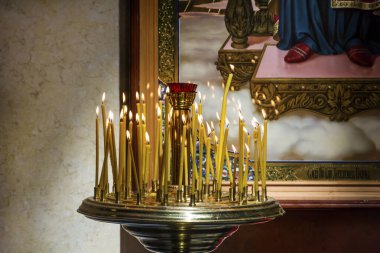 Kiev, Ukrayna - 15 Haziran 2018: Kiev 'deki St. Andrew Kilisesinde Yanan Mumlarla Candlestick 
