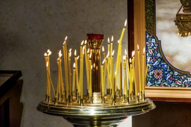 Kiev, Ukrayna - 15 Haziran 2018: Kiev 'deki St. Andrew Kilisesinde Yanan Mumlarla Candlestick 