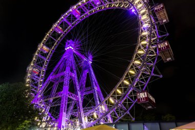 Viyana, Avusturya - 10 Temmuz 2019 - Wurstelprater Eğlence Parkı Gece .Blumenrad, Dönme dolap 