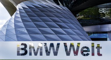 MUNİK, Almanya - 16 Haziran 2019: Münih, Almanya 'daki BMW Müze Binası