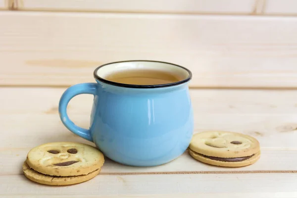 Blaue Tasse Tee Und Sandwich Kekse Auf Hölzernem Hintergrund — Stockfoto