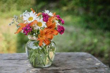 Güzel bir buket çiçekli cam vazo.