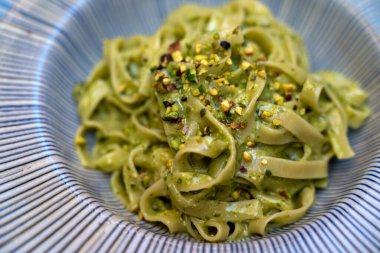 Pesto soslu Tagliatelle makarnası, çam fıstığı ve parmesan peyniri.