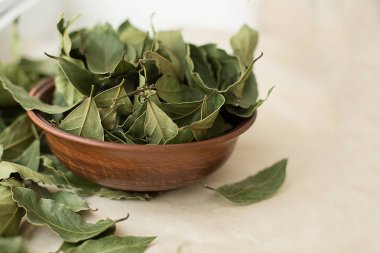 Defne yaprağı ahşap bir fincan