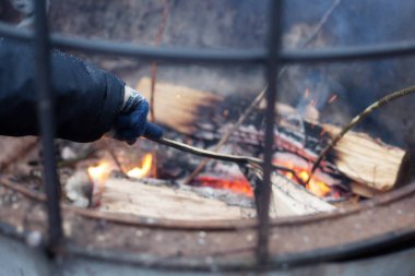 şenlik ateşi sokakta parlak bir sıcak ateşle