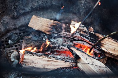 şenlik ateşi sokakta parlak bir sıcak ateşle